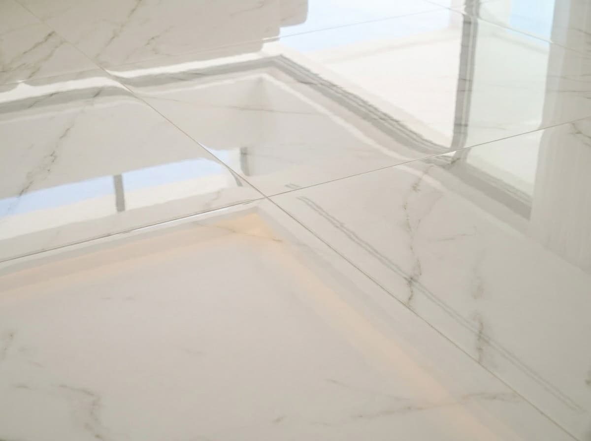 120×120 cm marble-effect porcelain — polished surface macro